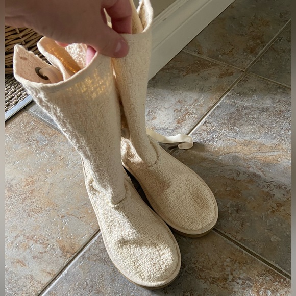 Girls size 3 Ugg boots - Picture 3 of 3